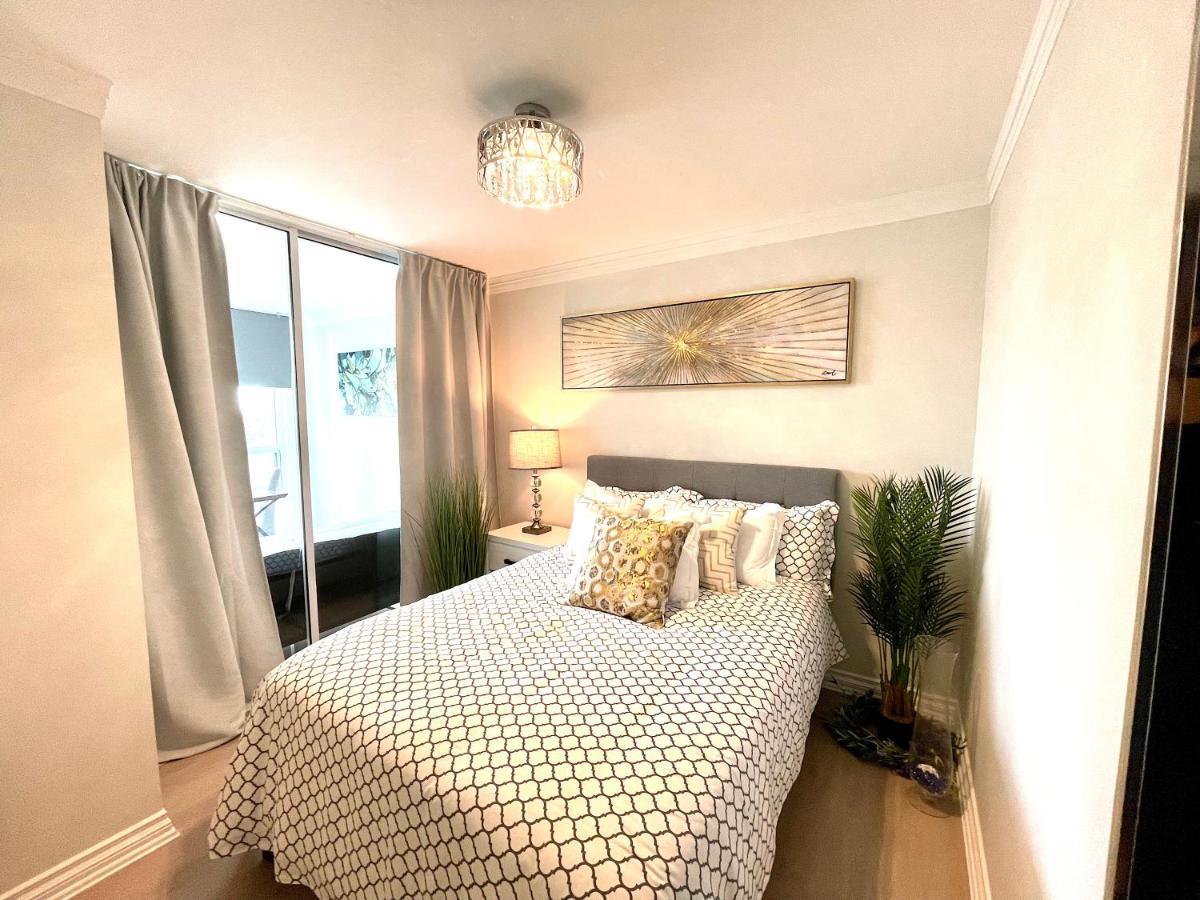 Spacious 3 Bd In The Centre Of North York, High Floor, Balcony, Free Wifi And Parking Subway Apartment