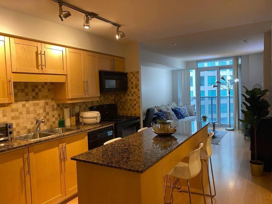 Apartment 1+den With Balcony, Free Parking *