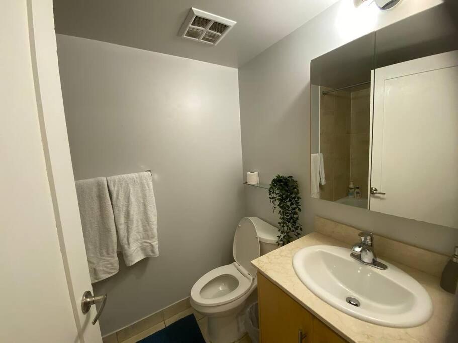 1+den With Balcony, Free Parking Apartment