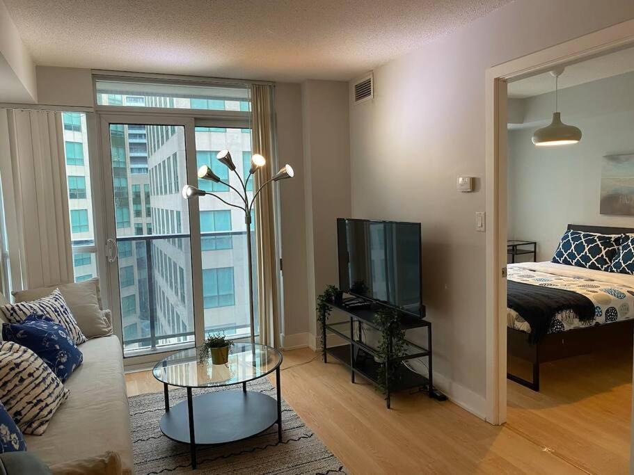 1+den With Balcony, Free Parking Apartment *