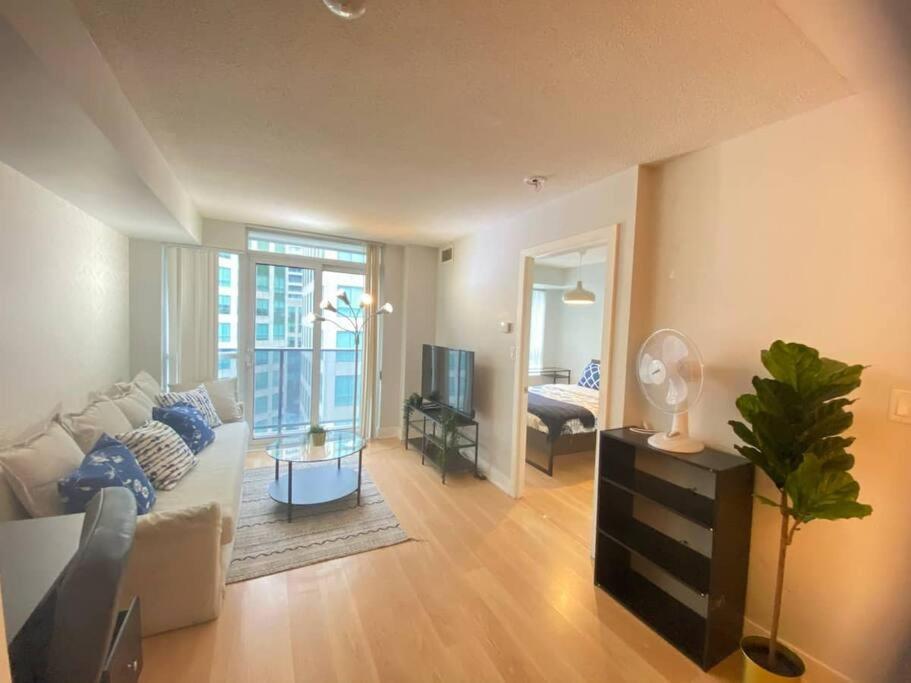 1+den With Balcony, Free Parking Apartment Toronto