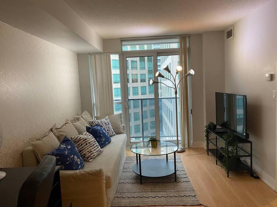 1+den With Balcony, Free Parking Toronto