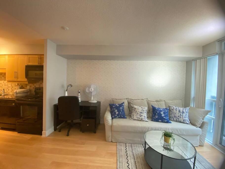 Apartment 1+den With Balcony, Free Parking *