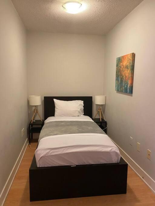 Apartment 1+den With Balcony, Free Parking *