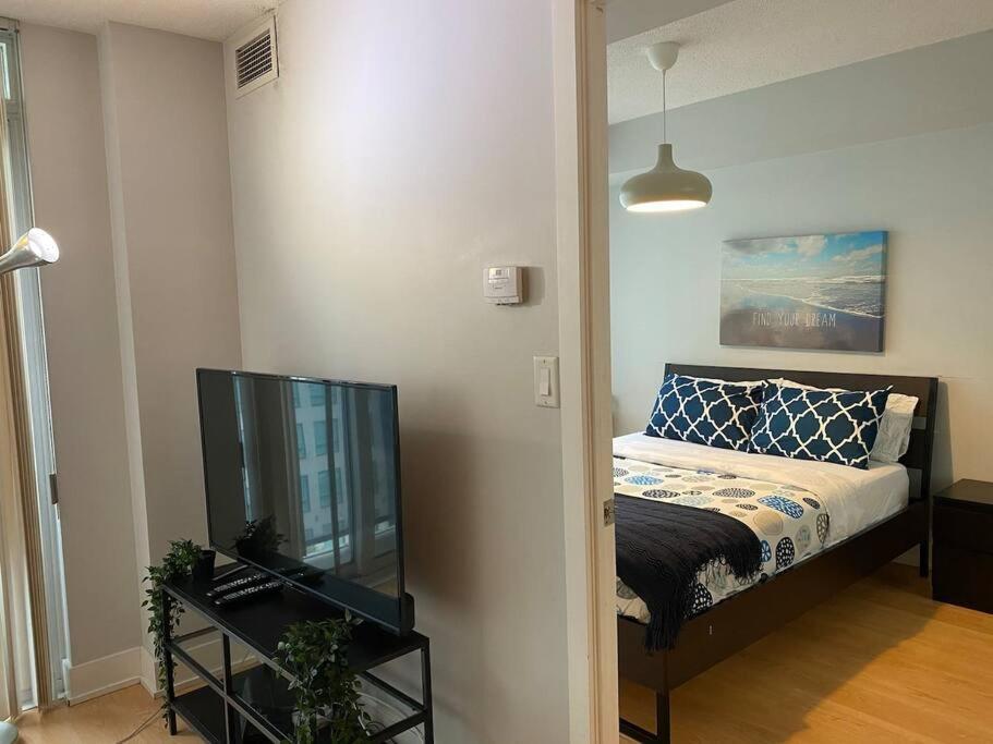 1+den With Balcony, Free Parking Toronto