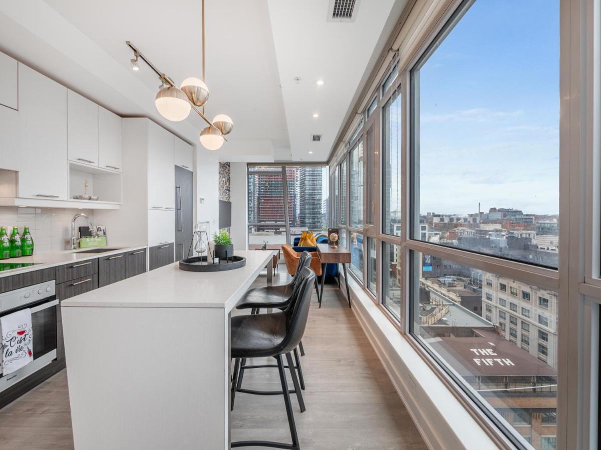 High-end 2 Bedroom - Entertainment District, Downtown - Skyline View & Balcony