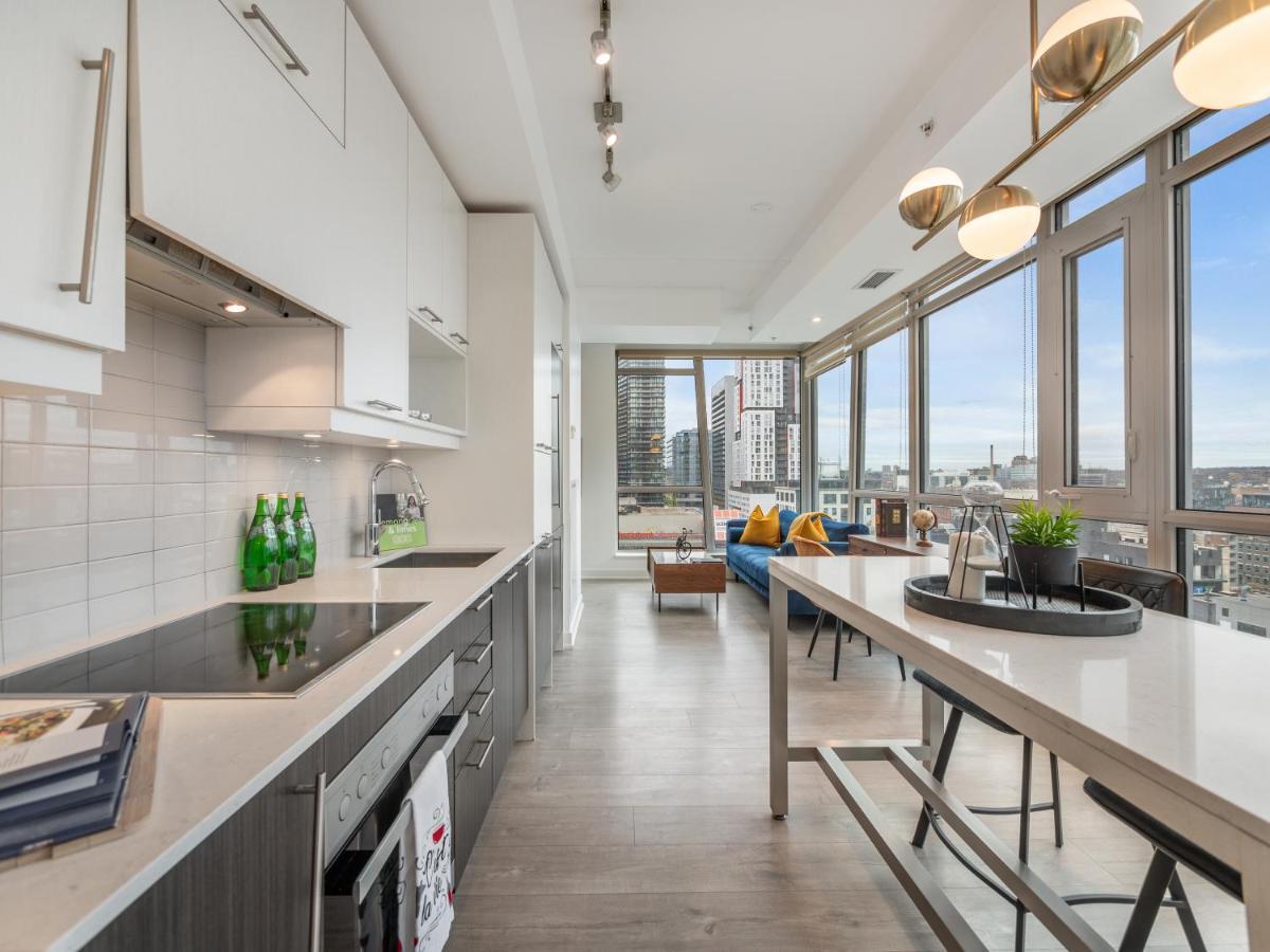 High-end 2 Bedroom - Entertainment District, Downtown - Skyline View & Balcony Apartment