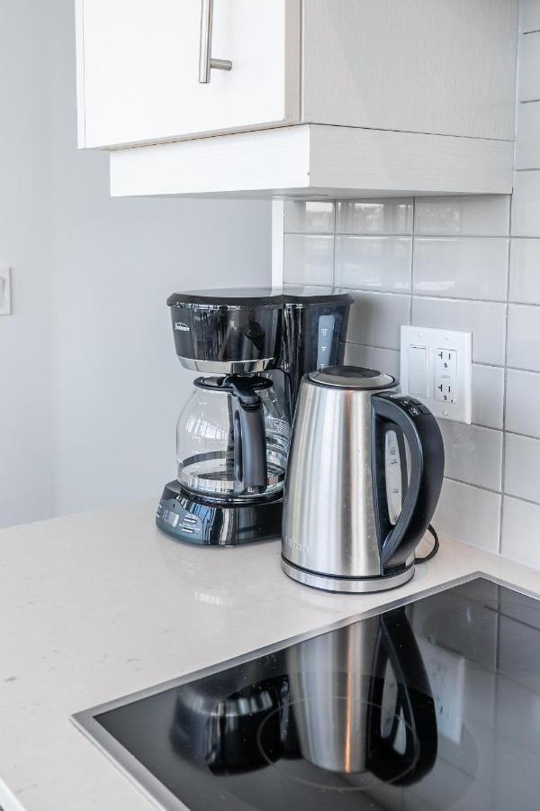 Apartment High-end 2 Bedroom - Entertainment District, Downtown - Skyline View & Balcony *