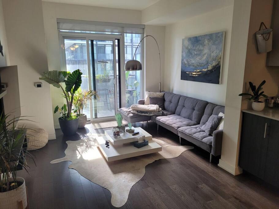 Beautiful One Bdrm Entertainment District Apartment *