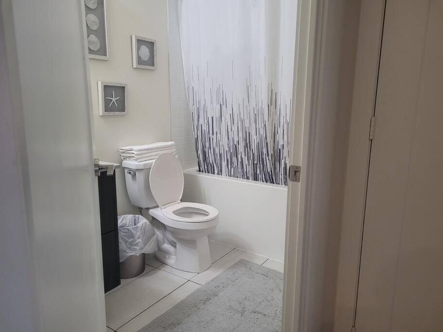 Beautiful One Bdrm Entertainment District Apartment *