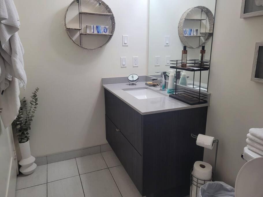 Beautiful One Bdrm Entertainment District * Toronto
