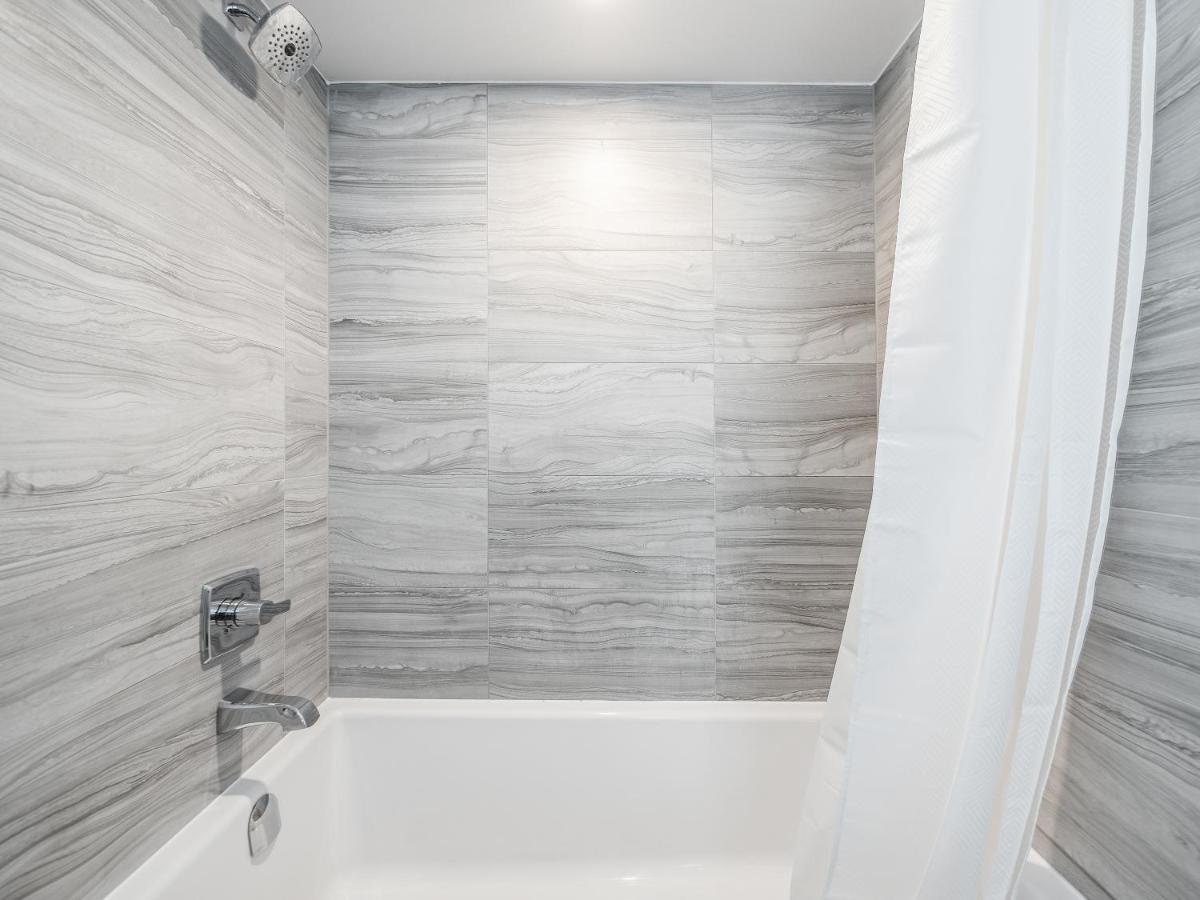 Yorkville Plaza Suites Hotel 5*
