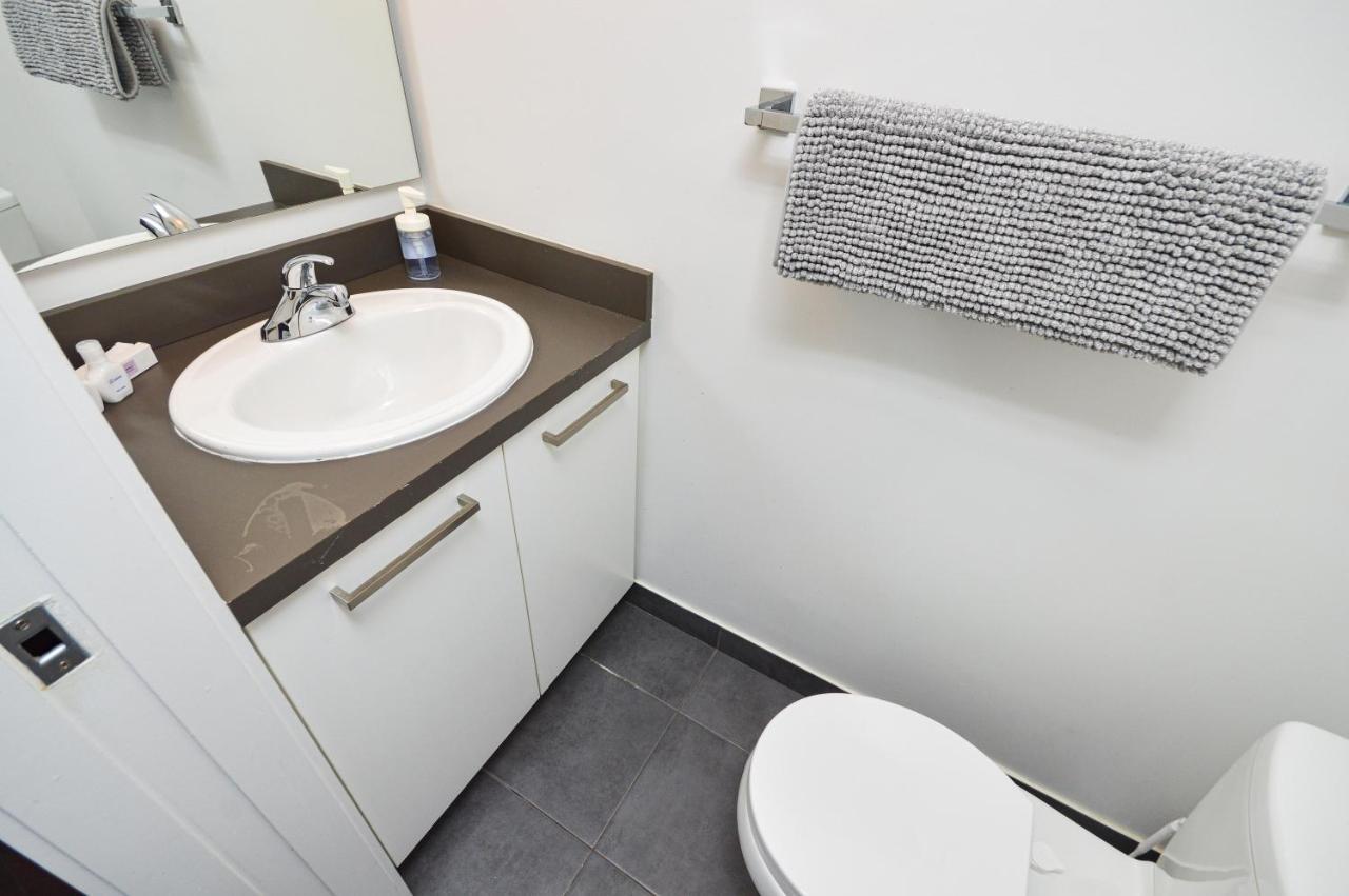 Downtown Near Cn Tower, Union Station, Scotiabank Arena,rogers Centre Apartment *