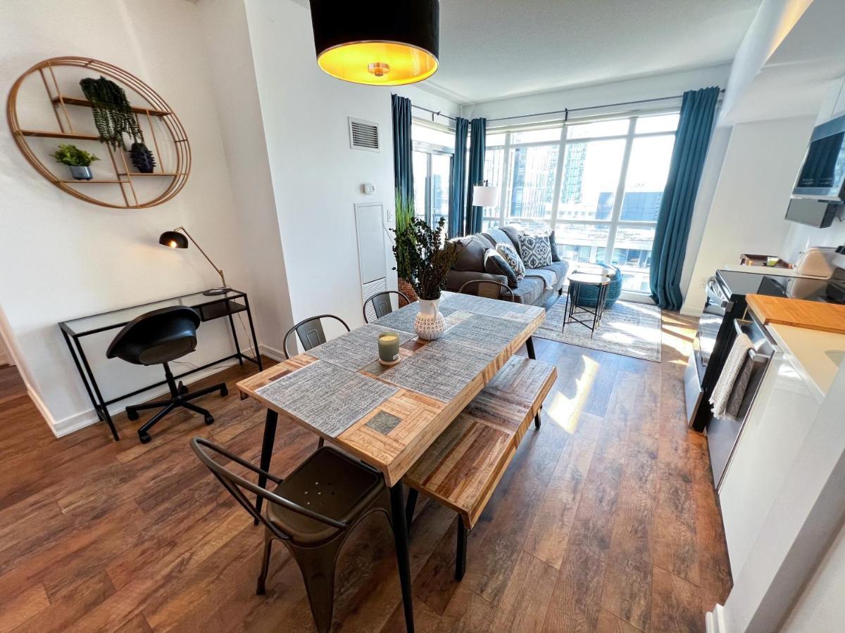 Simply Comfort. Elegant Dan Lecki Apartment Toronto