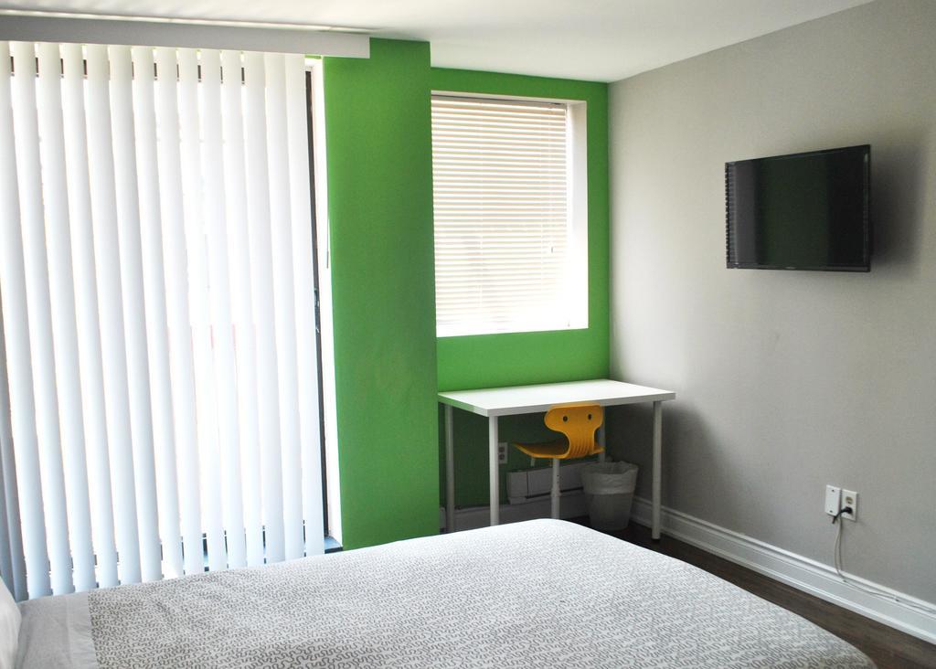Kensington College Backpackers * Toronto