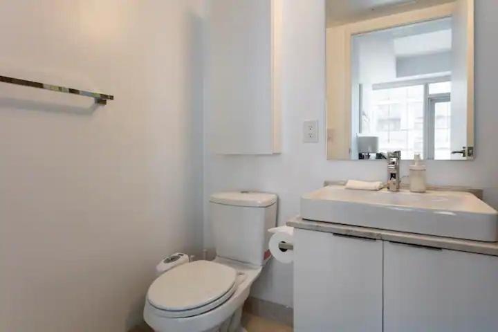 Guestic Front Street - View & View 4*