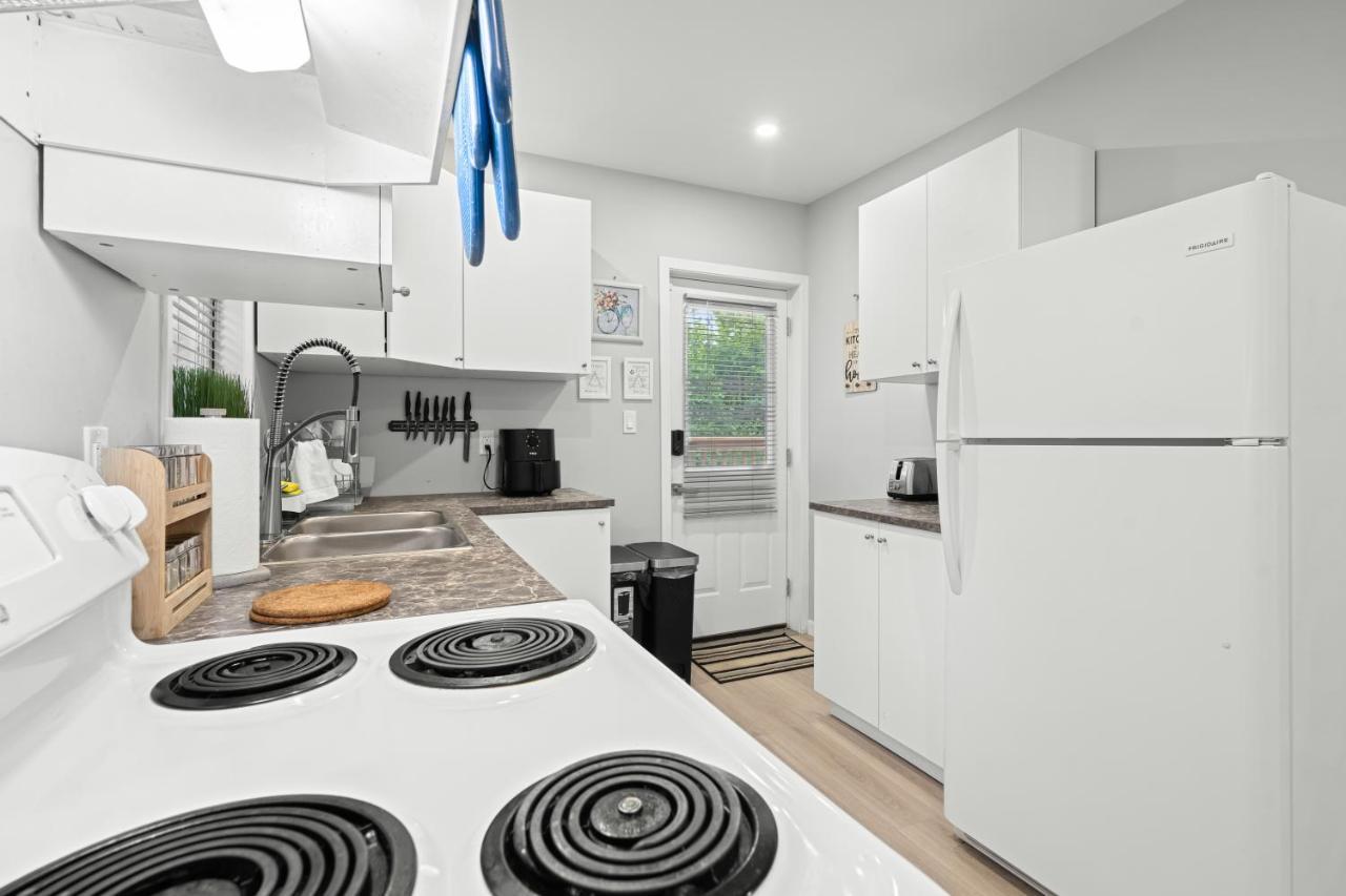 Close To Mall With Private Toilet, Free Wi-fi And Parking * Toronto