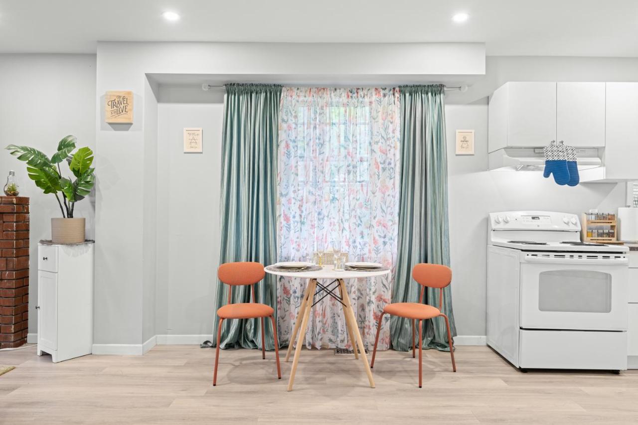 Close To Mall With Private Toilet, Free Wi-fi And Parking Homestay Toronto
