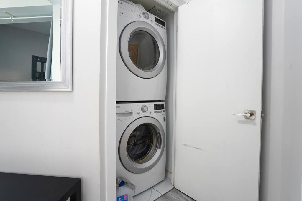 1504 Brand New Best Location 1br Den With Amazing View Toronto