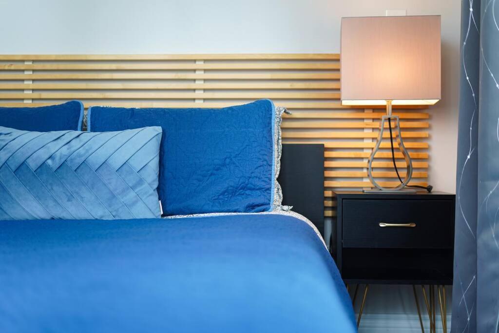 1504 Brand New Best Location 1br Den With Amazing View Apartment