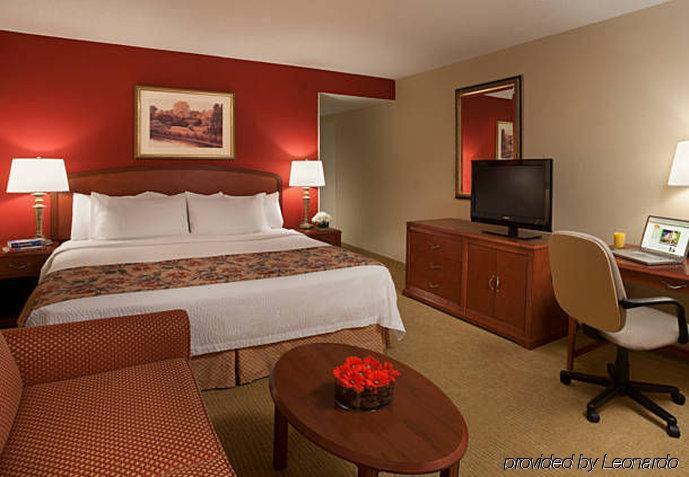 Courtyard By Marriott Airport Hotel Toronto