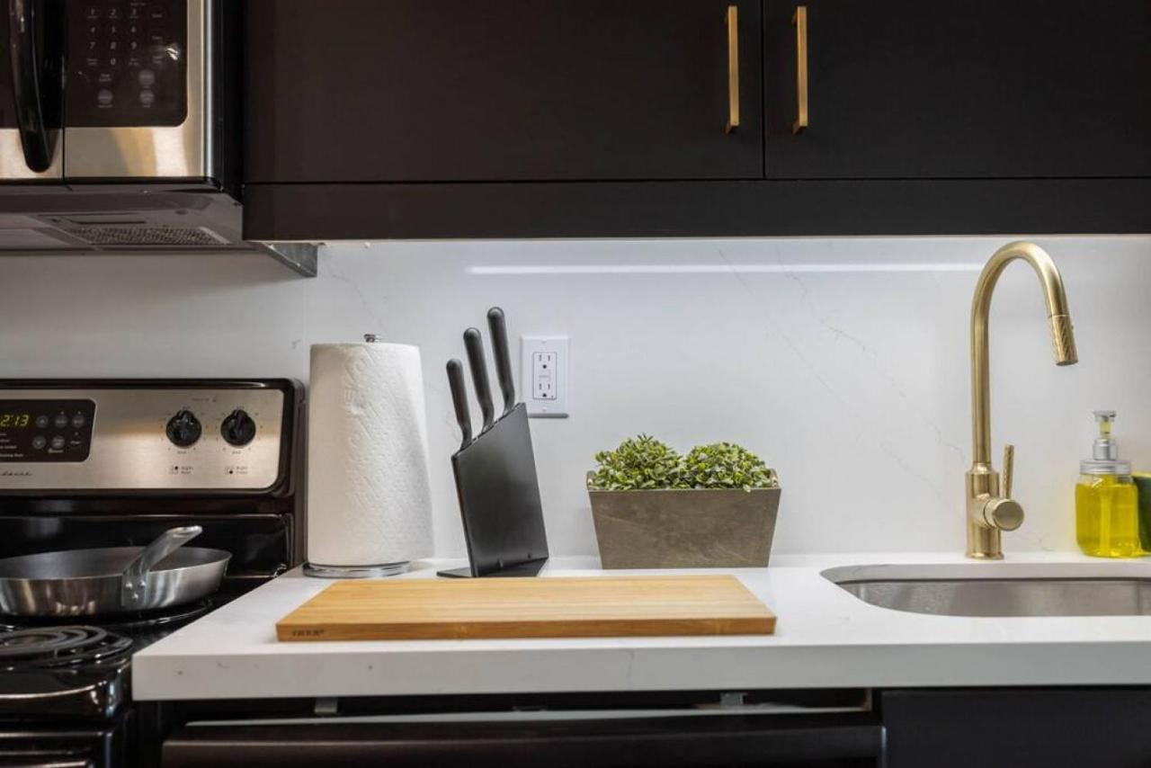 Lux 1 Br-den Dwtn Near Cn Tower With Parking Toronto