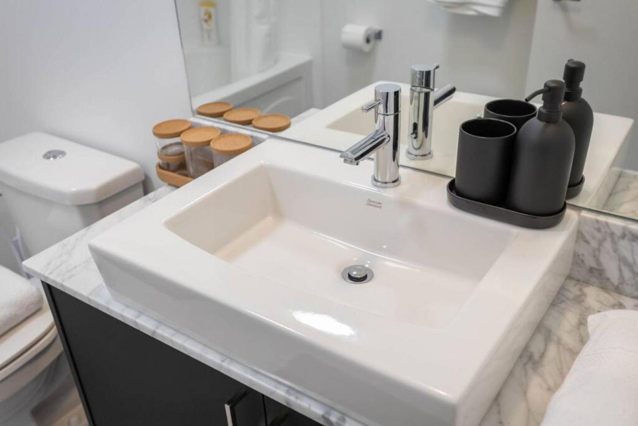 Lux 1 Br-den Dwtn Near Cn Tower With Parking Holiday home Toronto