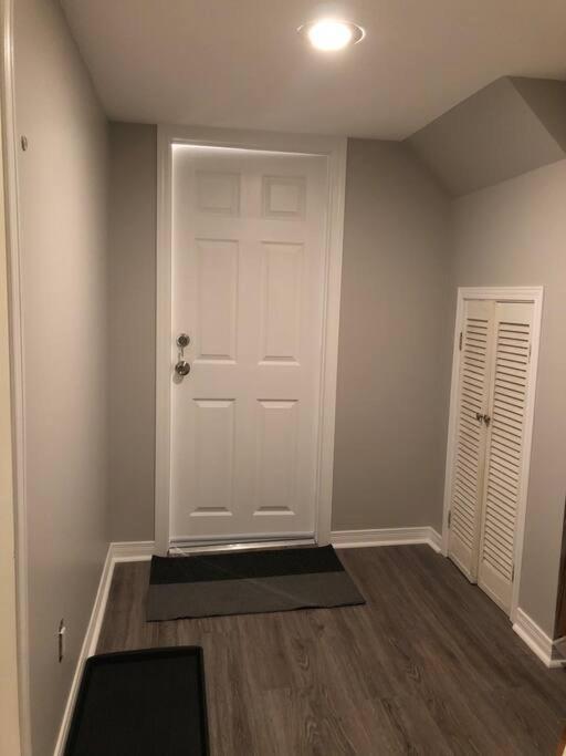 Entire Suite: Private Basement Studio Apartment!