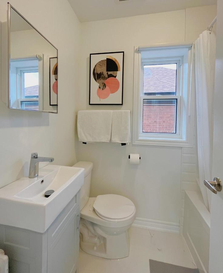 2b With Parking, 10km To Downtown Gasthof Toronto