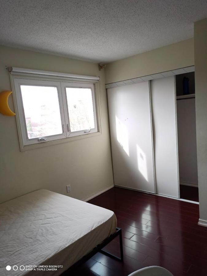Stb-double Bed With Shared Washroom * Toronto