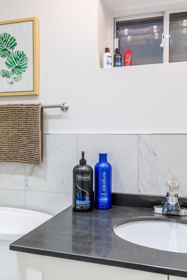 Pet-friendly In The Heart Of Trinity Bellwoods Apartment *