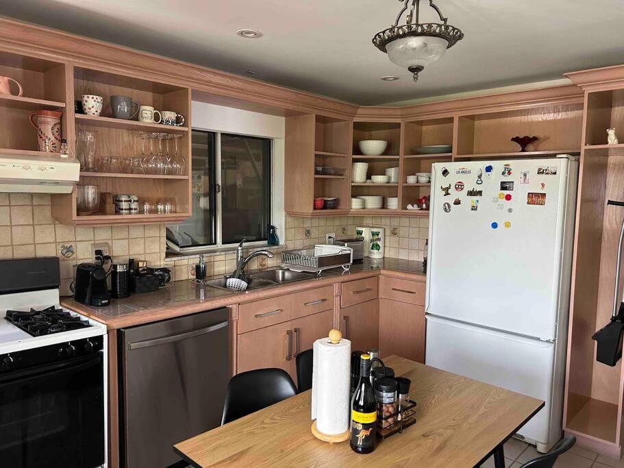 Cozy & Stylish 2 Bd In Midtown * Toronto