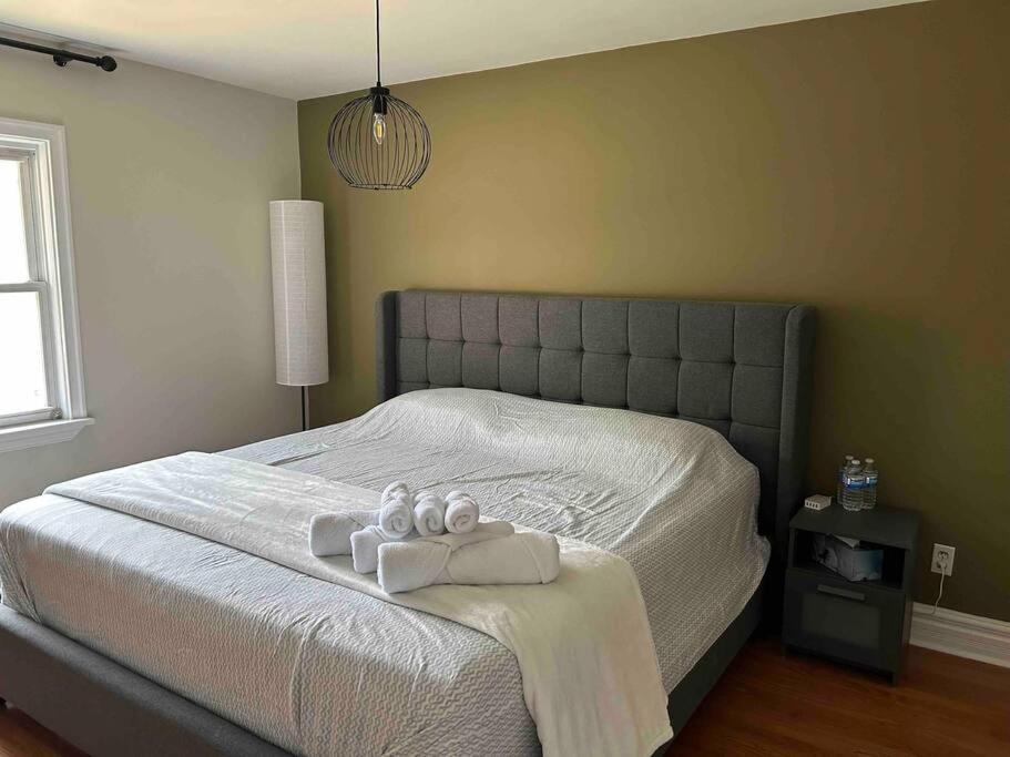 Cozy & Stylish 2 Bd In Midtown * Toronto