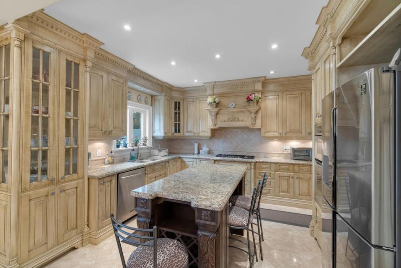 Luxury 4br - Pool Table - 10 Min To Yorkdale Mall *