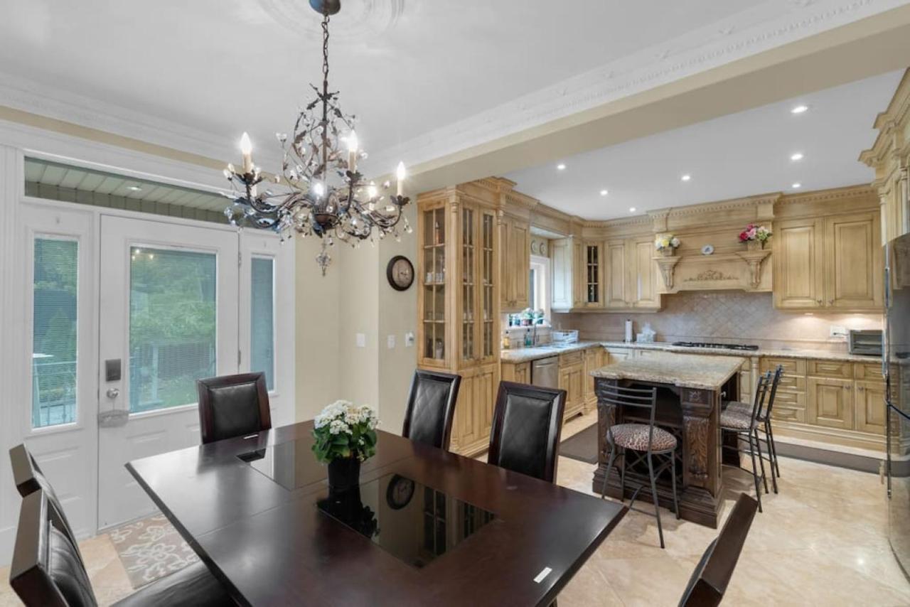 Luxury 4br - Pool Table - 10 Min To Yorkdale Mall Ferienhaus