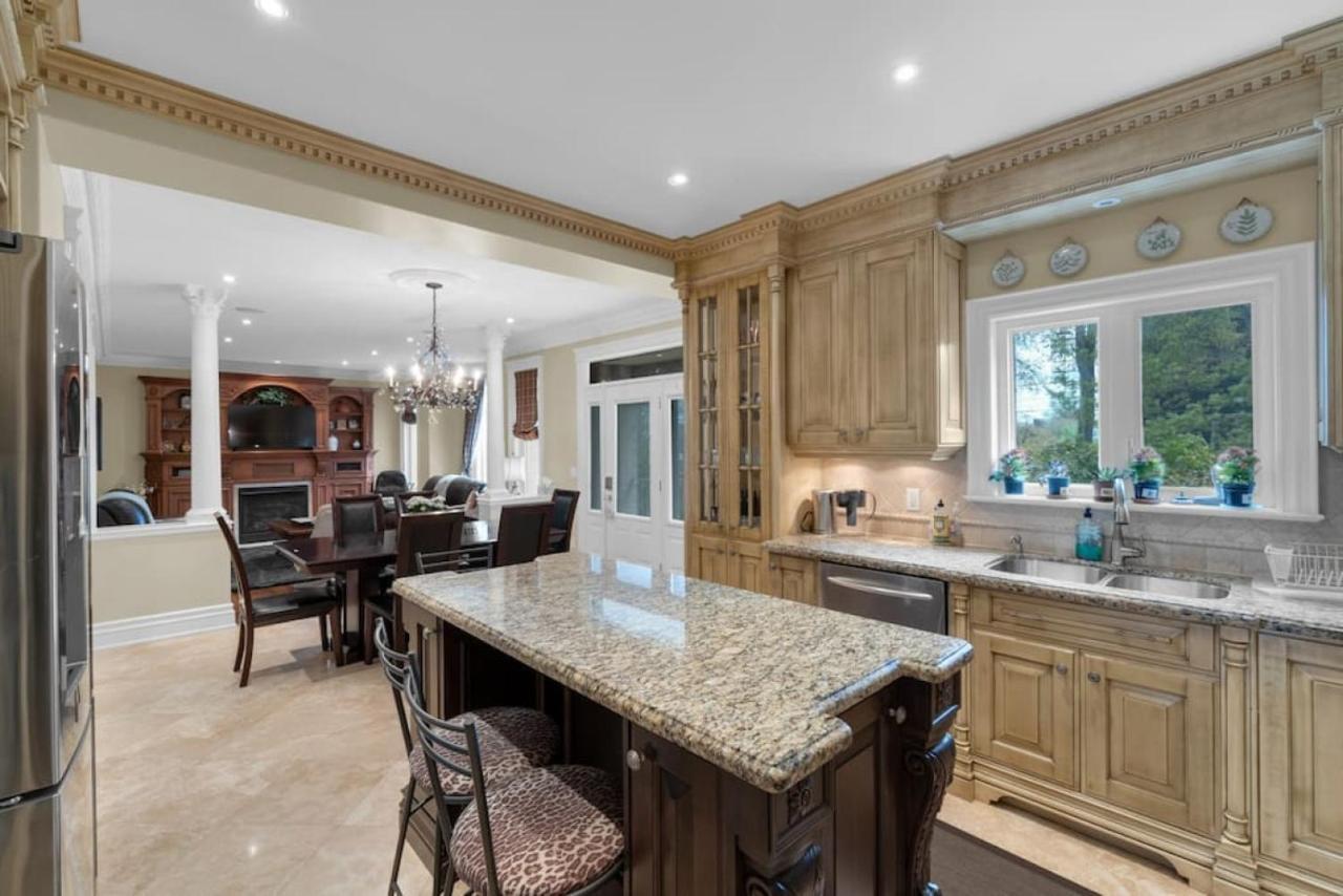 Luxury 4br - Pool Table - 10 Min To Yorkdale Mall *