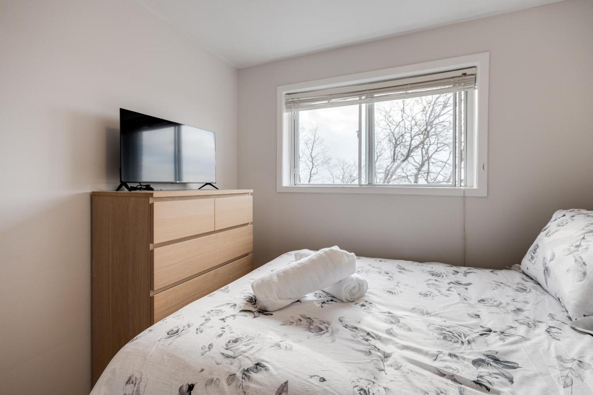 Apartment Eglinton West Guest *