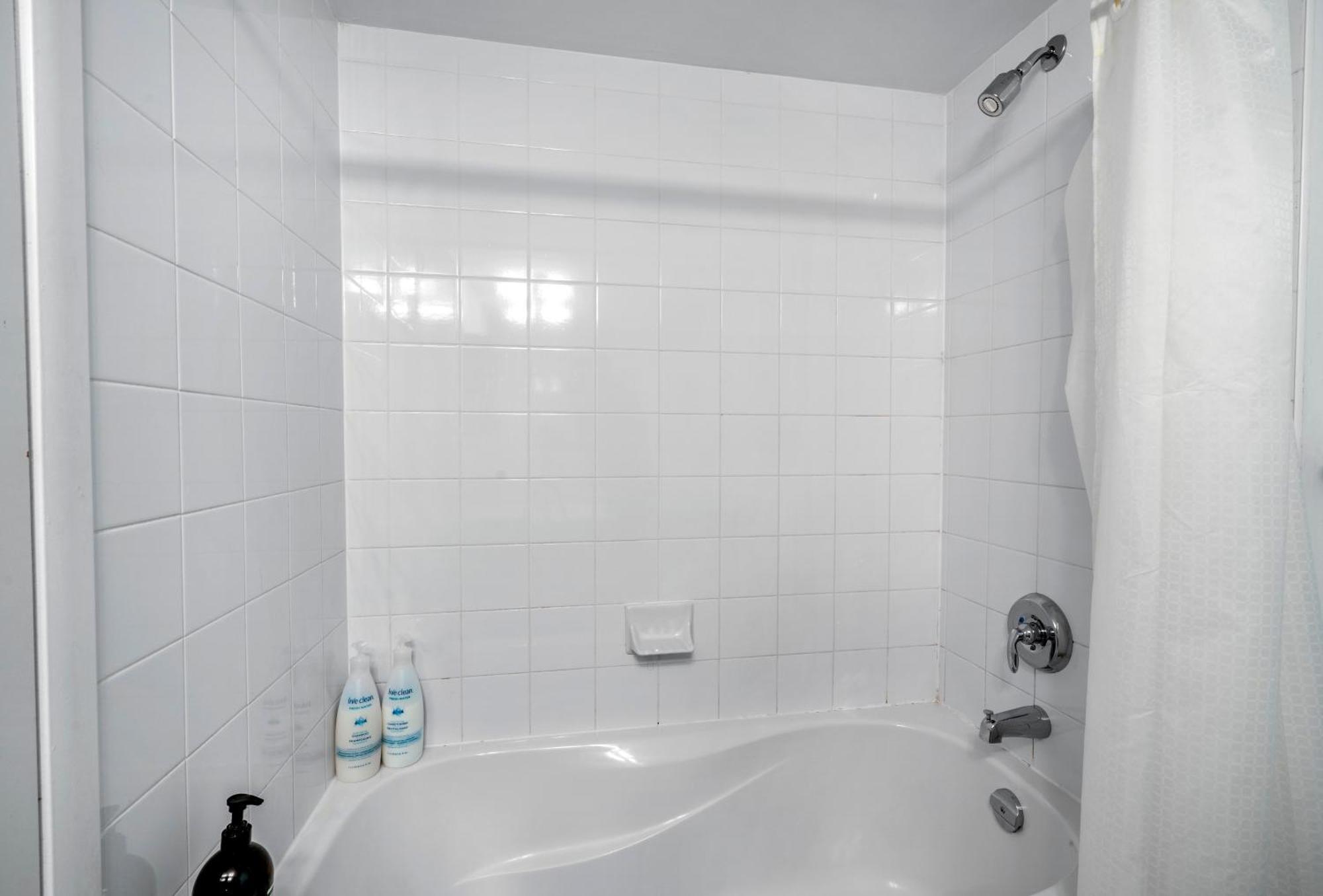 Downtown York Suites 1bdrm With Parking