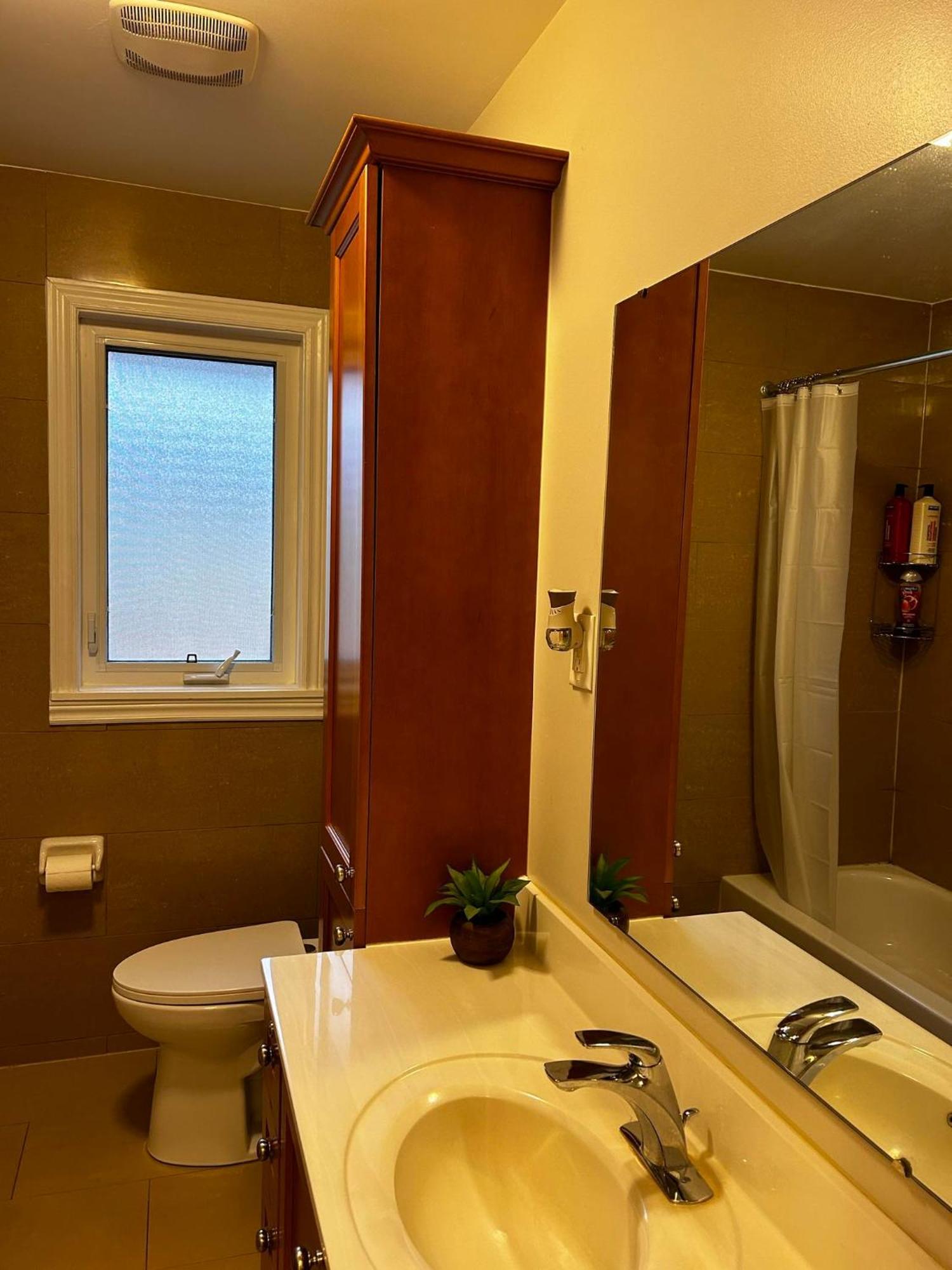Gasthof Peaceful Cosy With Garden View, Private Parking Toronto