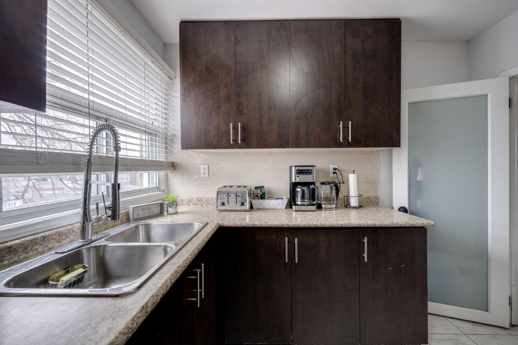 Apartment Eglinton West Guest