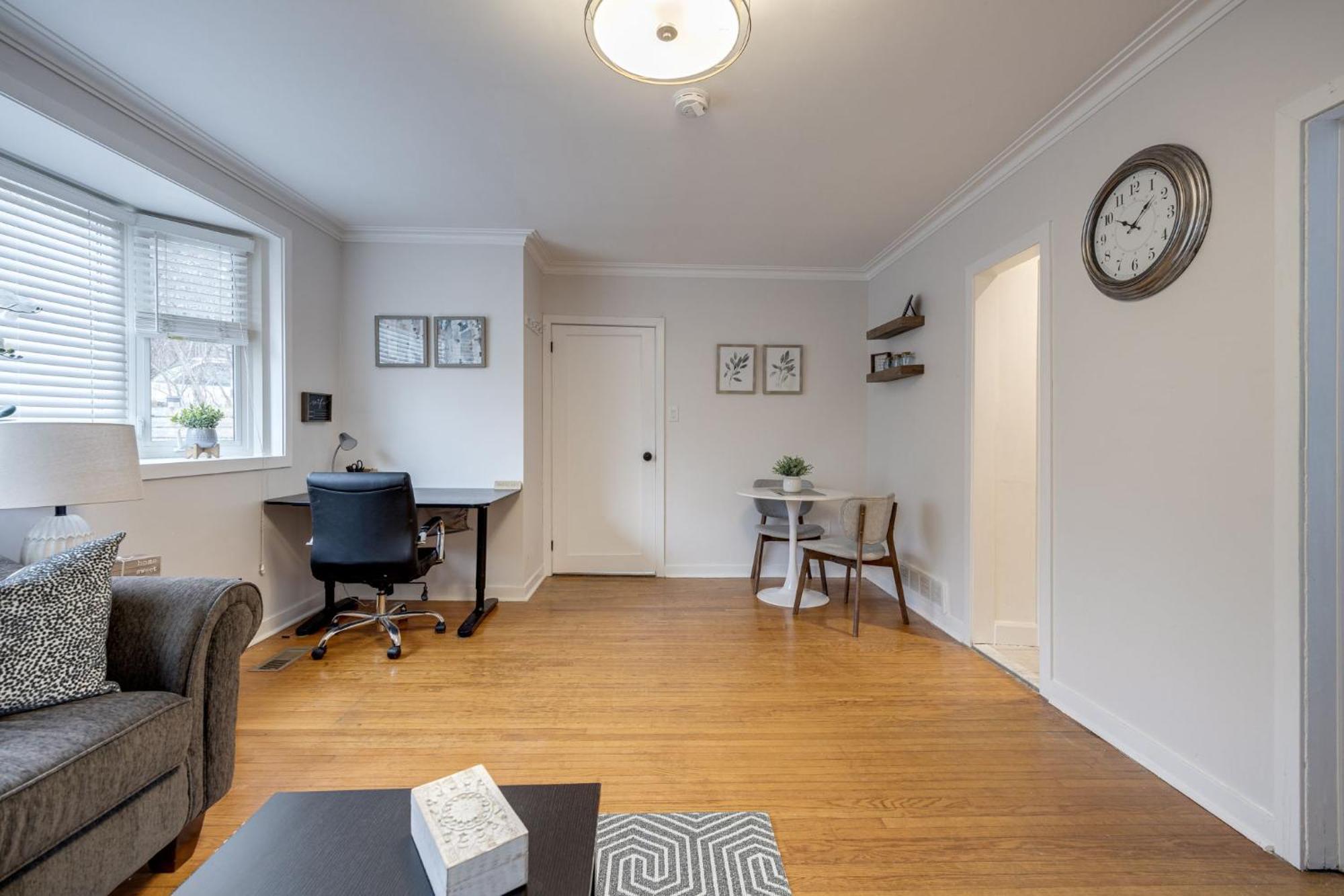 Apartment Eglinton West Guest
