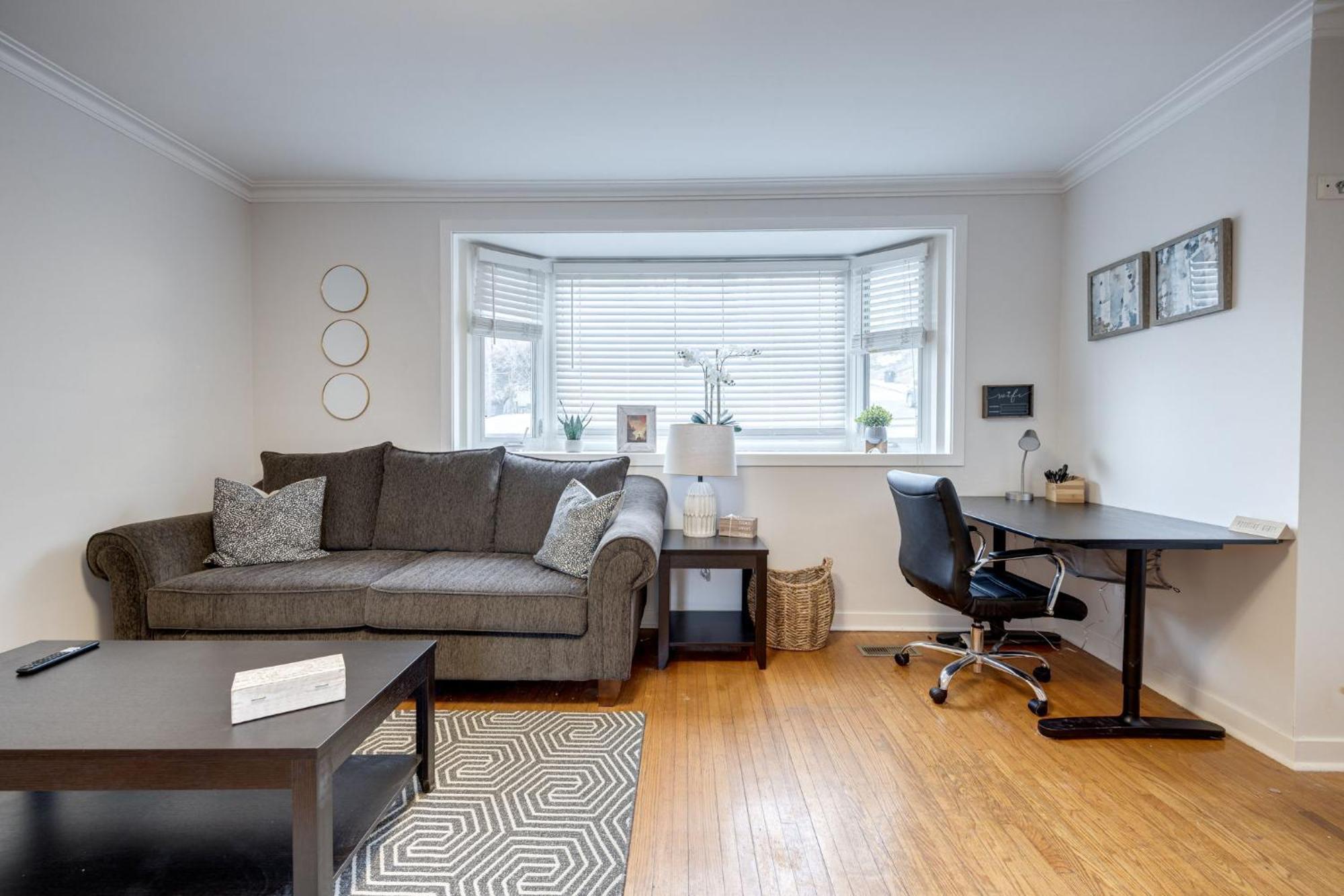 Apartment Eglinton West Guest *