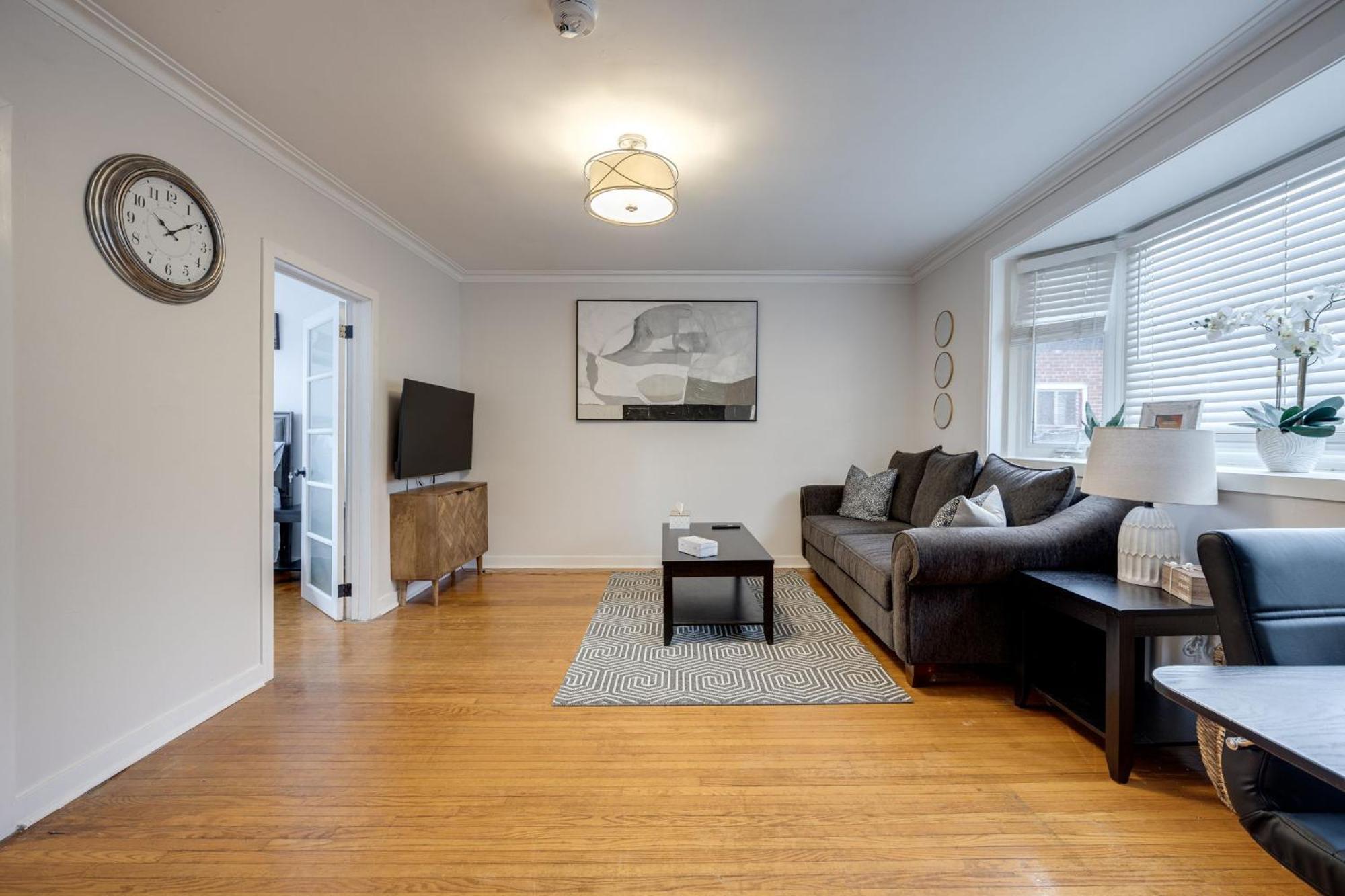 Eglinton West Guest Apartment *
