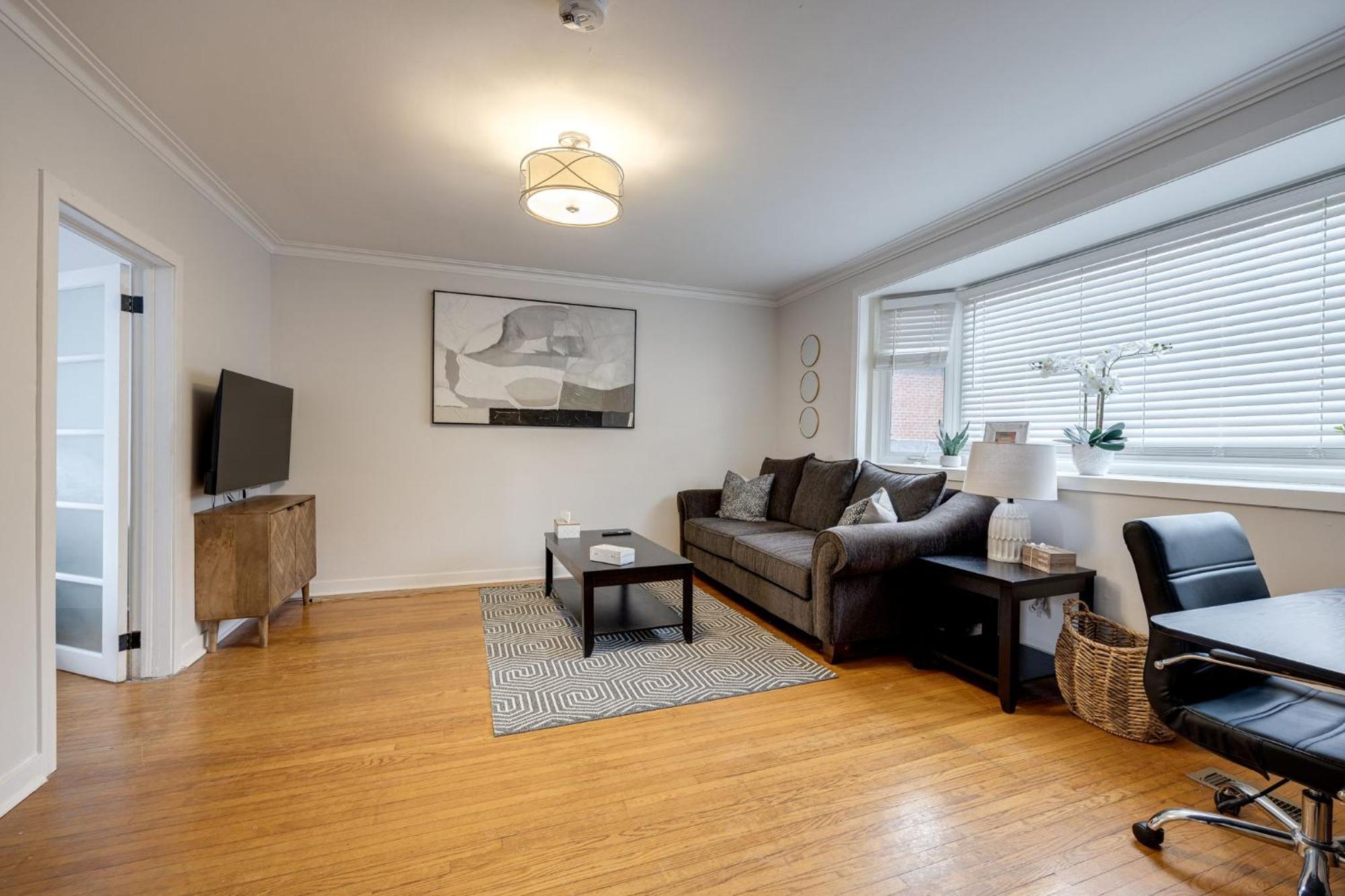 Apartment Eglinton West Guest