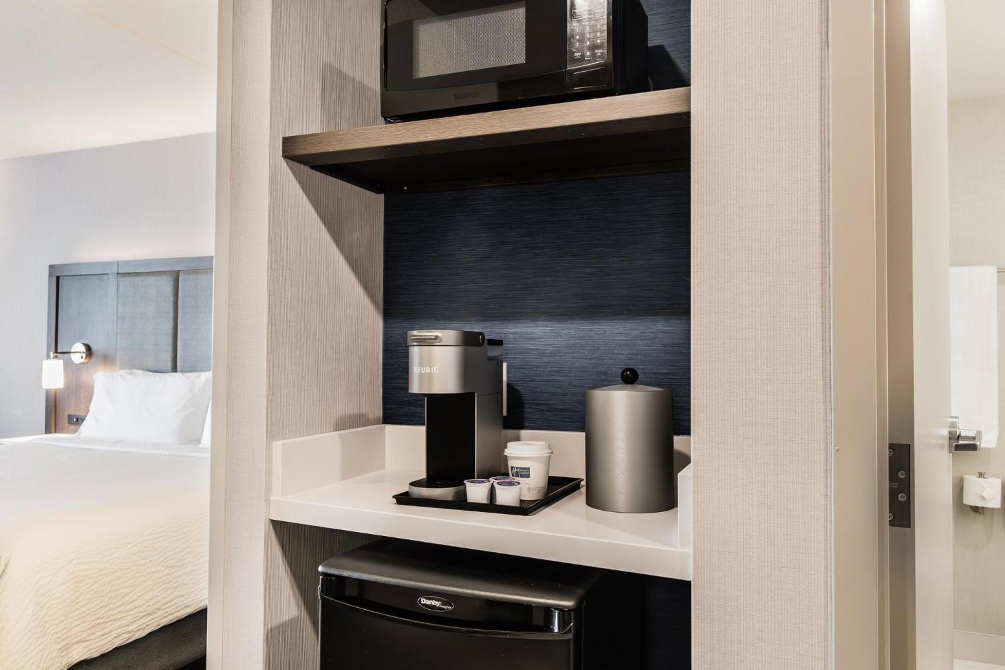 Express & - Airport South By Ihg Hotel