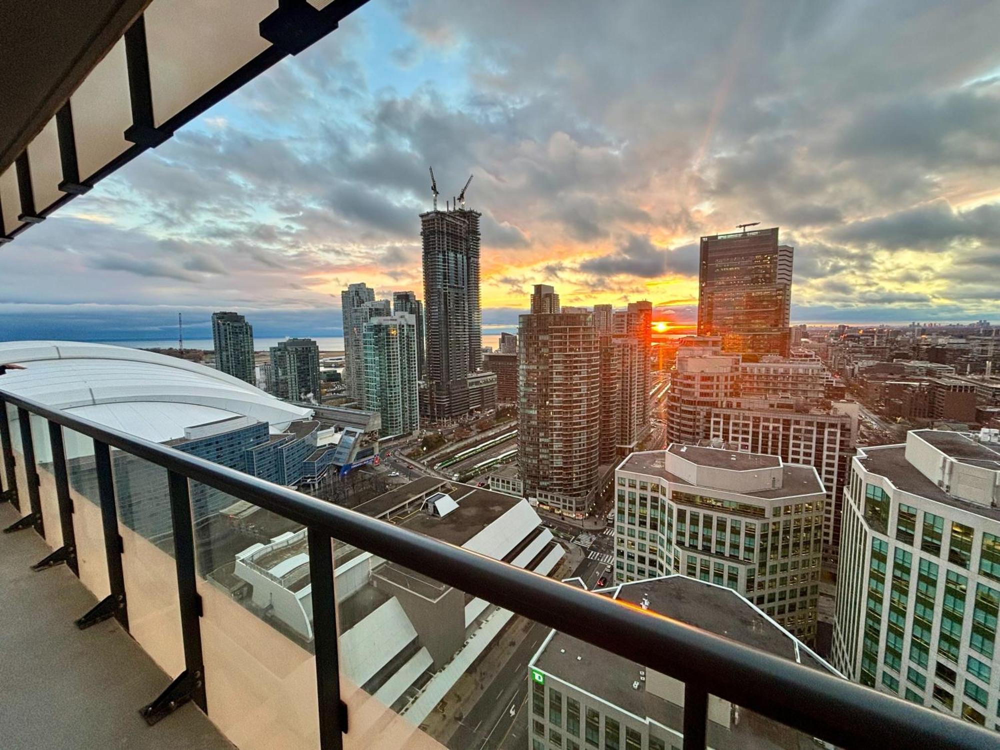Stylish At 300 Front Street W * Toronto