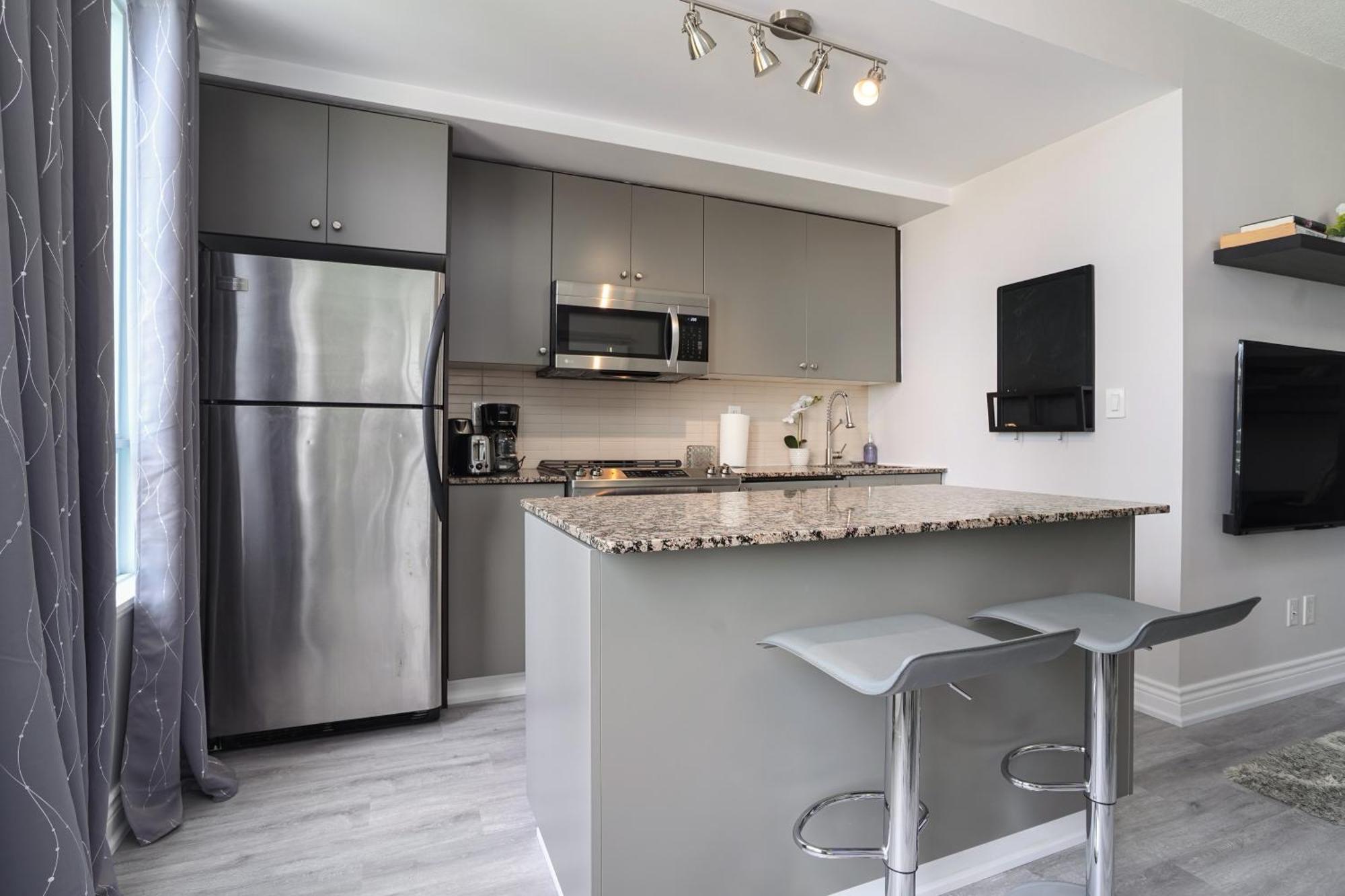 Simply Comfort Suites - One Den With Scotiabank Arena View