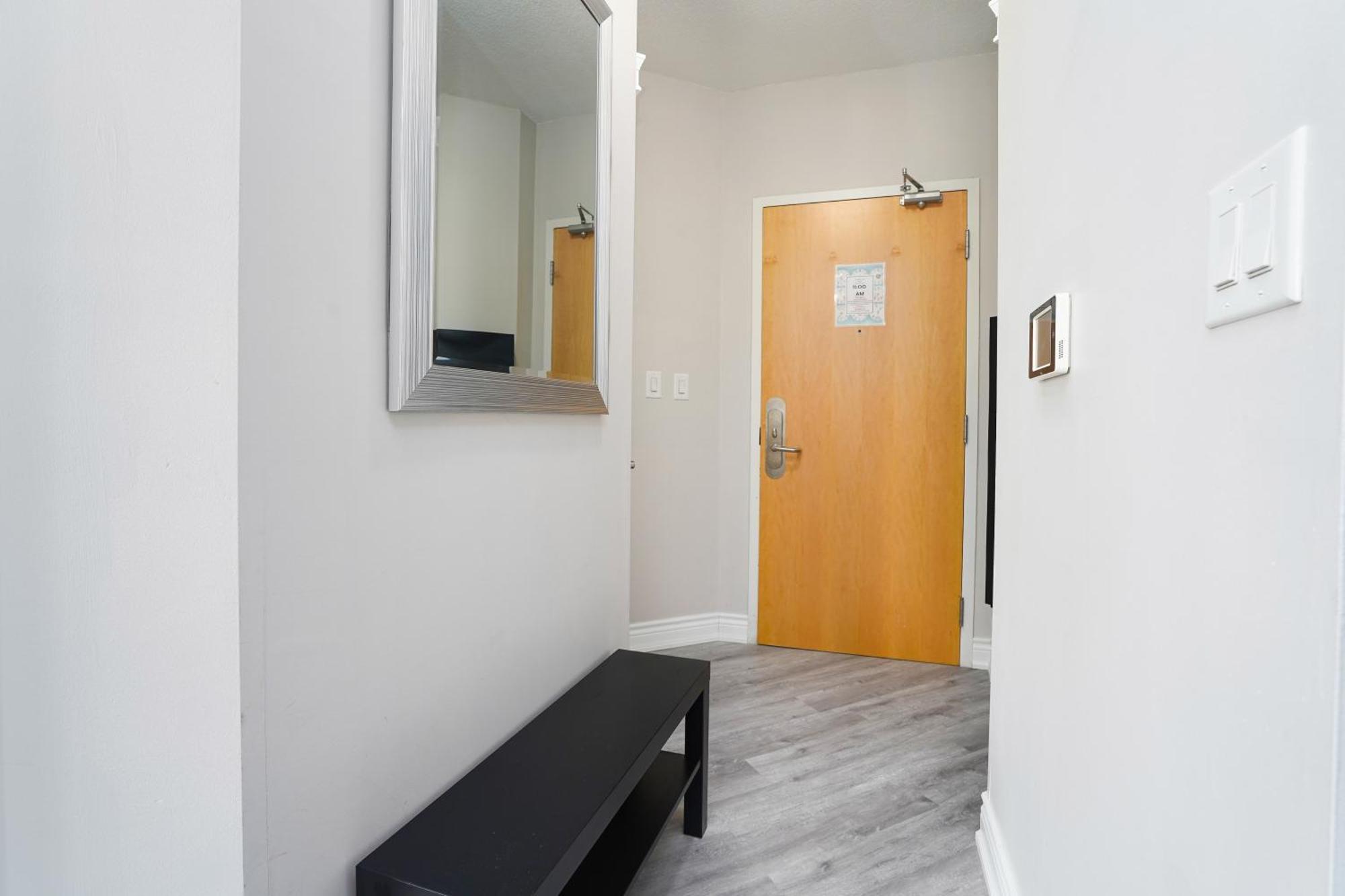 Simply Comfort Suites - One Den With Scotiabank Arena View