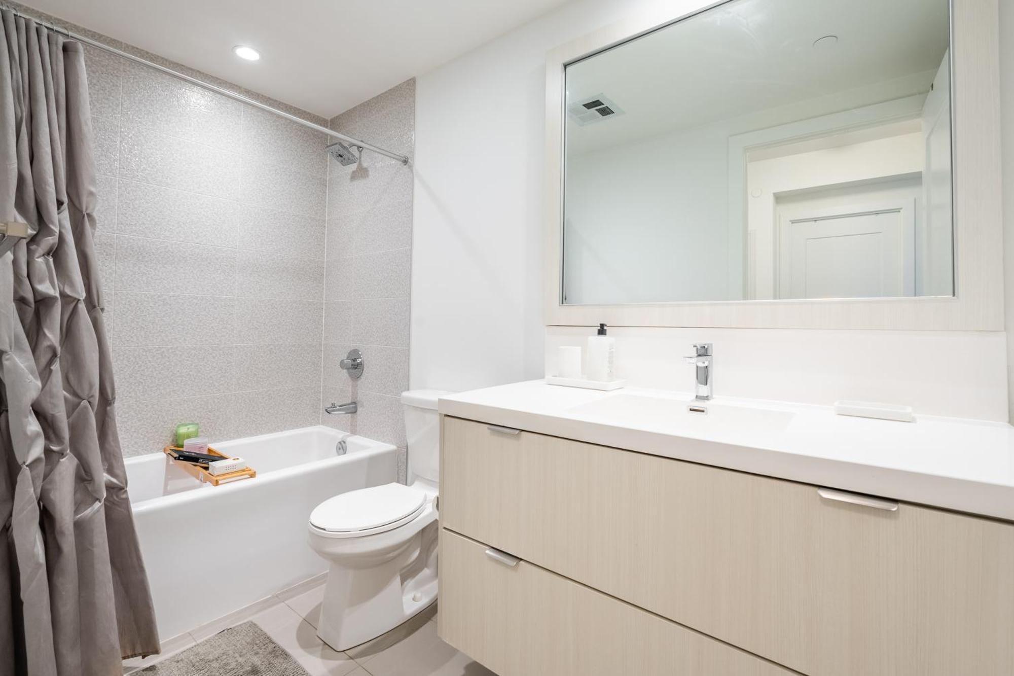 Apartment Spacious Corner Downtown Toronto