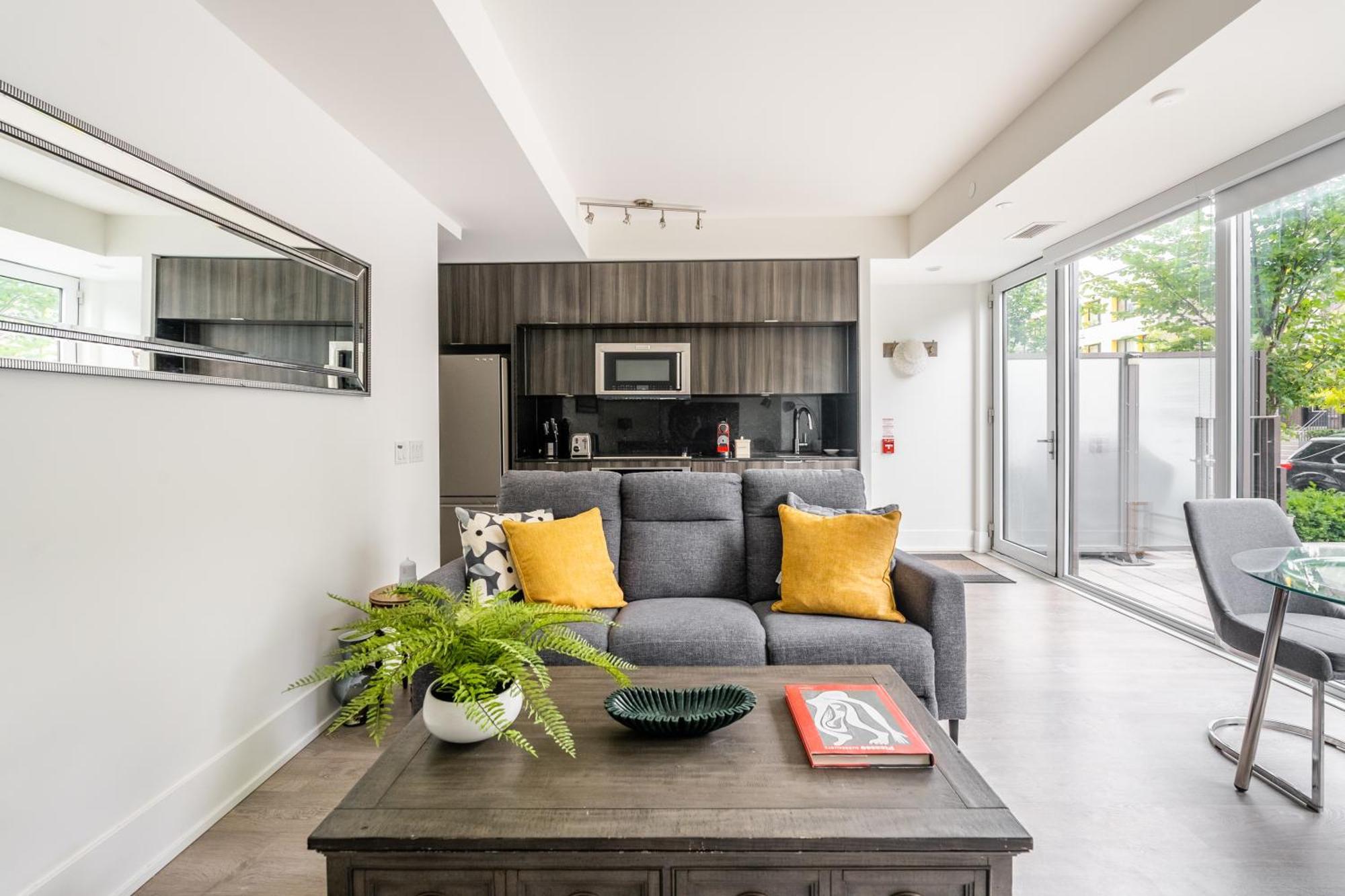 Spacious Corner Downtown Apartment *